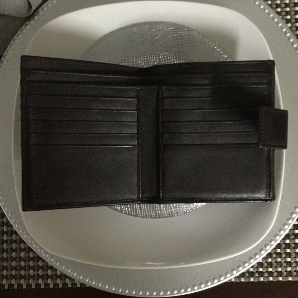 ❌ SOLD ❌ Gucci Bi Fold Wallet - Picture 4 of 8